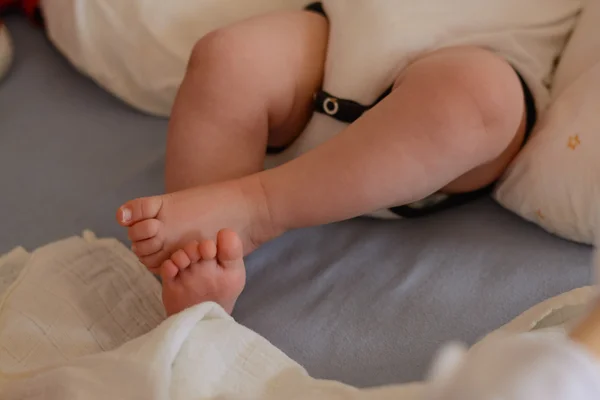 Baby houden benen gekruist — Stockfoto