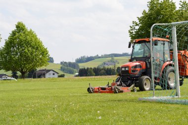Büyük futbol sahası, çim bakım