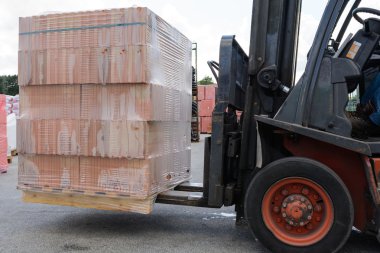 Palet tuğla ile forklift