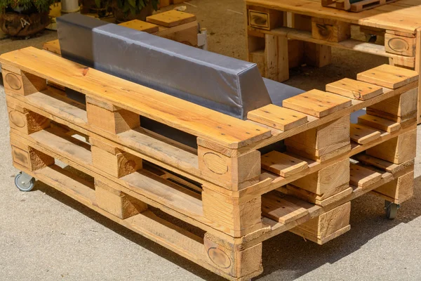 Palettenmöbel, Möbel aus Massivholz - Upcycling — Stockfoto