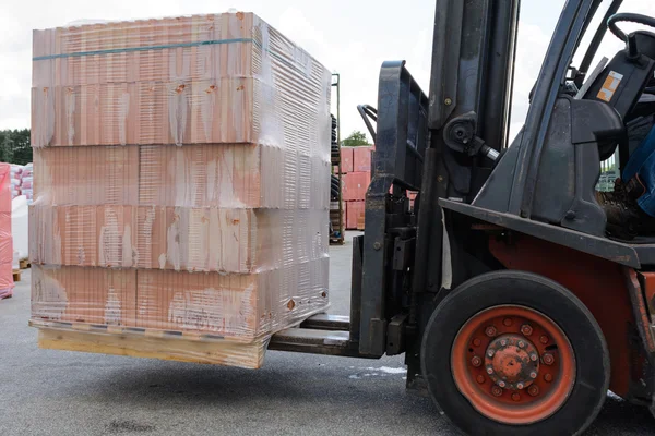 Palet tuğla ile forklift
