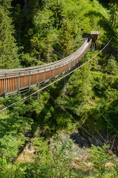 Ponte de suspensão num desfiladeiro - Áustria — Fotografia de Stock