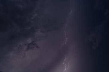 Akşamları fırtınalar sırasında yıldırım