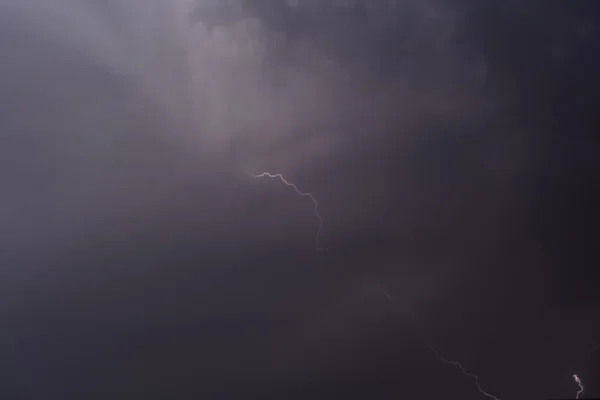 Rayo durante una tormenta en la noche —  Fotos de Stock