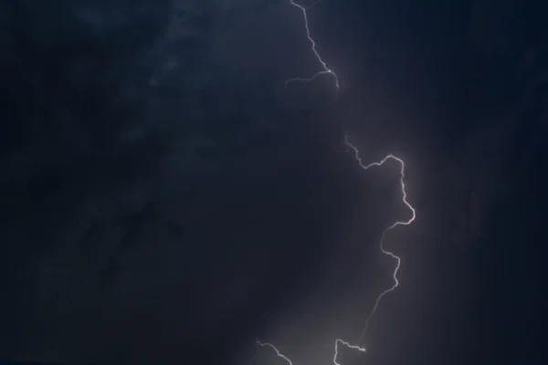 Rayo en una tormenta nocturna —  Fotos de Stock