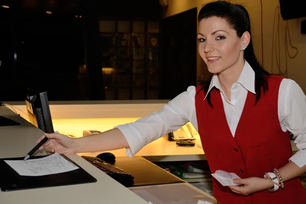 Otel yardımcı bilgi açıklar