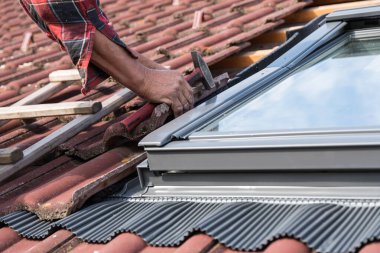 Çatıda aletleri olan bir çatı penceresi - yakın çekim ustası