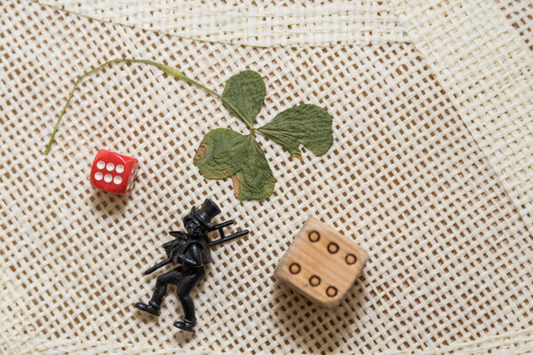 Несколько талисманов на Новый год - счастливый клевер, счастливое число и трубочист