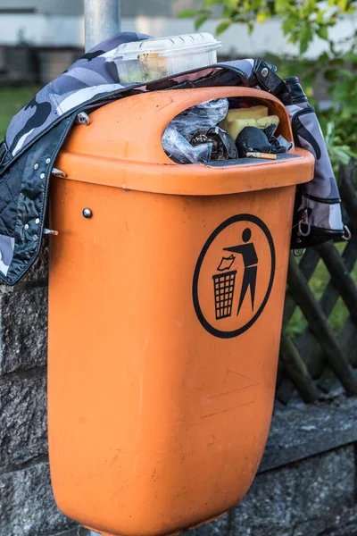 Publiczne Śmietniki Przepełnione Odpadami Resztkowymi Zanieczyszczenie Środowiska Brak Separacji Odpadów — Zdjęcie stockowe