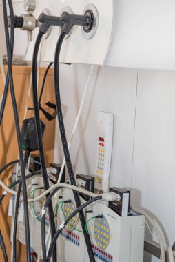 Hastanedeki beyin dalgası ölçümleri için bir EEG ölçüm cihazının bağlantıları - nöroloji