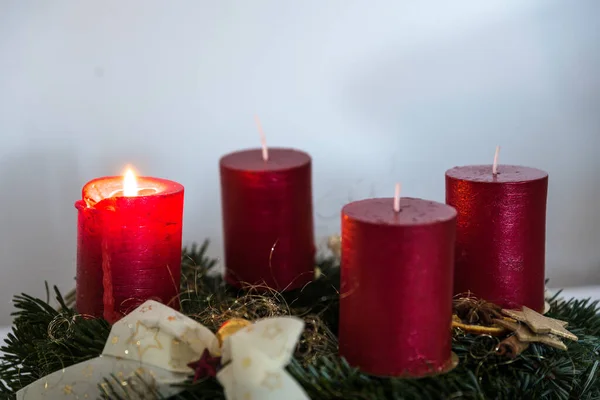 Advent Çelenk Mumu Yakar Advent Çelengi Ile Romantik Bir Atmosferle — Stok fotoğraf