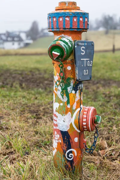 Kolorowy Hydrant Zaopatrzenia Wodę Podczas Pożaru Hydrant Wodny — Zdjęcie stockowe