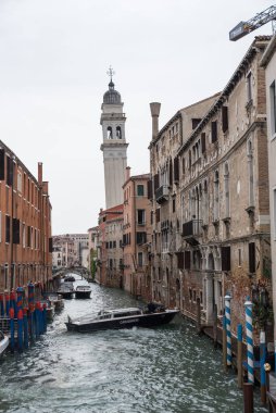 Venedik 'in dar sokaklarında su yolları