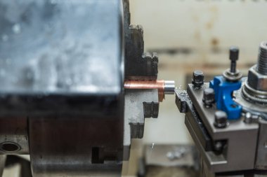 Metal işçiliği için torna ile üretim teknolojisi - yakın çekim