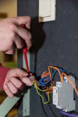 Elektrik mühendisi anahtar, soket ve röle yüklüyor - yakın plan