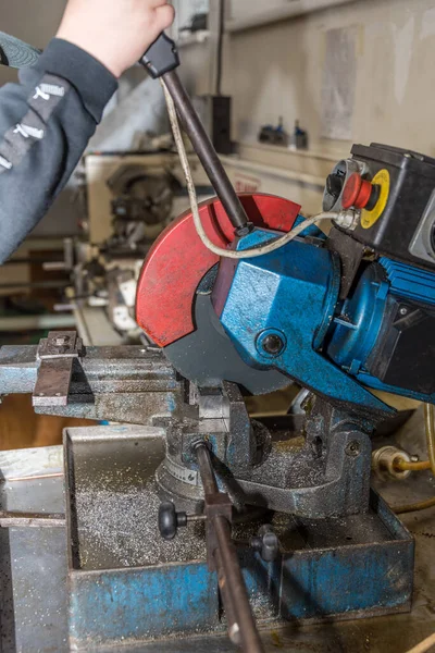 Industria Metalúrgica Los Trabajadores Metalúrgicos Trabajan Con Una Sierra Corte — Foto de Stock