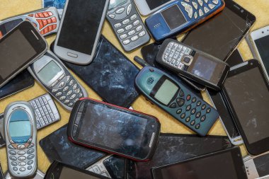 Geri dönüşüm için değerli hammaddeler toplandı - eski cep telefonları günlerini doldurdu