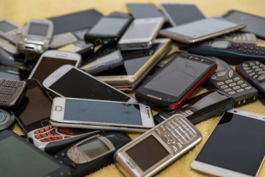 Değerli hammaddeleri geri dönüştürmek için kullanılmayan akıllı telefon koleksiyonu