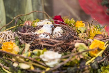 Paskalya çelengi, Paskalya sepeti ve kuş yuvası olan yaratıcı Paskalya süslemeleri.