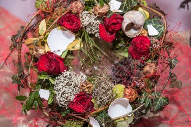 Paskalya çelengi ve gül ve yumurta kabuğu sanatsal bir Paskalya süslemesi.