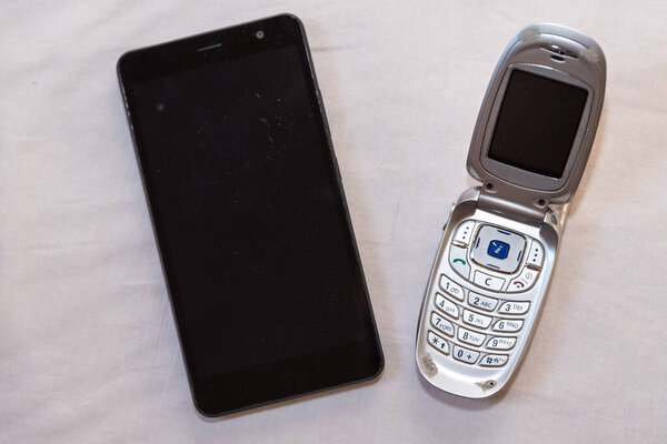 Два мобильных телефона с различными стадиями разработки - опционально