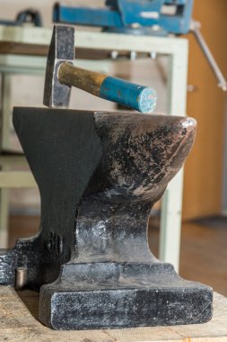 Bir atölyede demirci aletleri çekiç ve örs - yakın çekim
