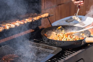 Kömür ızgarasında sıcak ızgara - Kızarmış sebze, et ve sosis