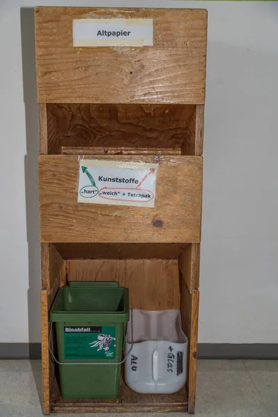 Separação Fácil Resíduos Com Caixas Recolha Madeira Reutilização Reciclagem — Fotografia de Stock