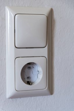 Işık anahtarı ve çocuk kilidi olan soket - yakın soket koruması