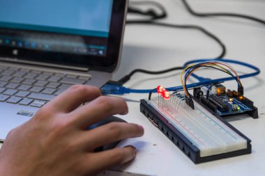 Elektronik bileşenleri olan yetenekli elektrik mühendisi LED, direnç - yakın plan