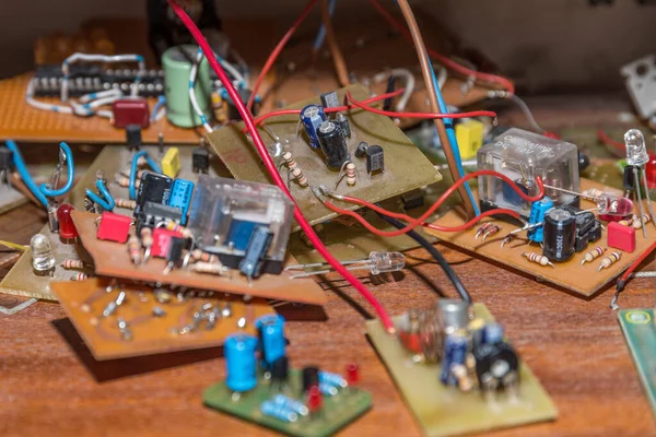 Components of electrical engineering on Plarine - circuit, LED, resistor, capacitor