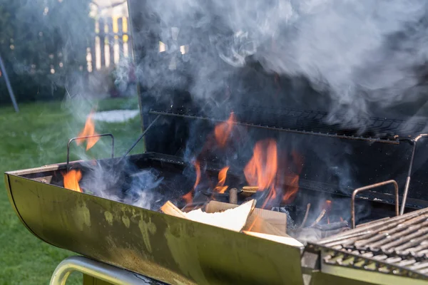 炭炉中的烟和火焰 在炉中生火 — 图库照片