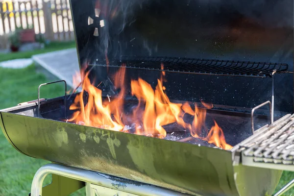 Den Grill Zubereiten Feuer Holzkohlegrill Entzünden Flamme — Stockfoto