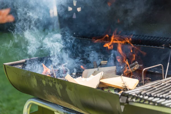 Feuer Holzkohlegrill Entzünden Grillfeuer Flamme Und Rauch — Stockfoto
