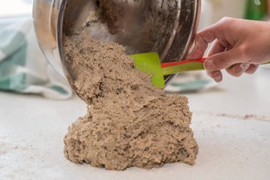 Pişirmek için ev yapımı ekmek hamuru hazırlıyorum. Yakın plan.