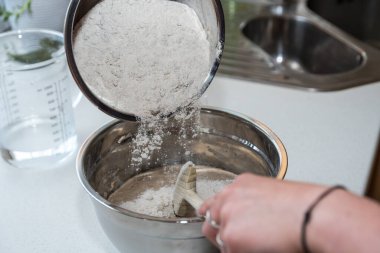 Çeşitli malzemeleri ekmek hamuruna tahta bir kaşıkla karıştır.