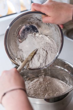 Unu ekmek hamuruna karıştır. Kendi ekmeğini kendin pişir.