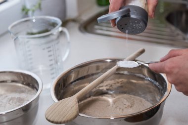 Ev yapımı ekmek için tuzlama hamuru. Yakın plan.