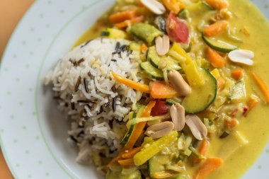 Soslu vejetaryen ana yemeği - lezzetli sebze körisi