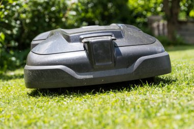 Robot çim biçme makinesi otomatik olarak çimleri robot çim biçme makinesiyle biçer.