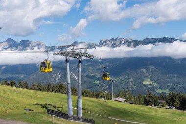 Avusturya 'nın Dachstein bölgesindeki dağlarda gondollu teleferik. Teleferik teleferiği.