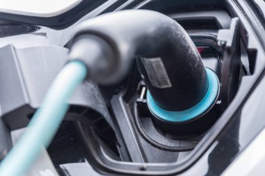 Elektrikli araba yine aküyü şarj ediyor - e-arabanın yakın çekimi