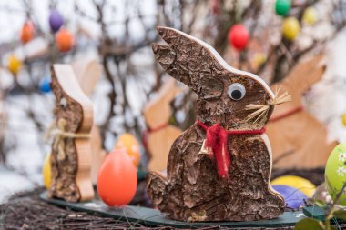 Yaratıcı Paskalya sepeti ahşap Paskalya tavşanı ve Paskalya yumurtaları