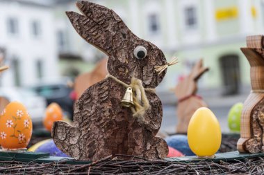 yaratıcı ve dekoratif Paskalya sepeti ahşap Paskalya tavşanı ve Paskalya yumurtaları