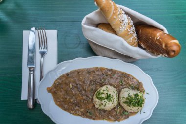 Ekmek hamuru ve hamur işleriyle buzağı hafif çorbası - Avusturya ev yapımı iç organları