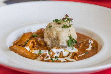 Ekmek hamuru, mantar ve soslu kuzu eti lezzeti.