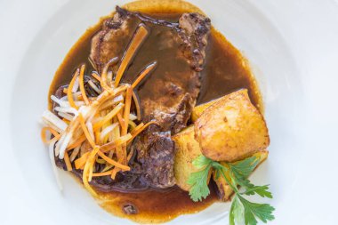 Kızarmış patatesle soslu Esterhazy bifteği.