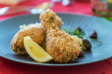 İyi servis edilmiş taze ekmek ve kızarmış tavuk butları. Tavuk butları.