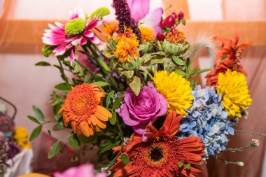 Parlak renklerle dekoratif, renkli çiçek düzenleme - buket