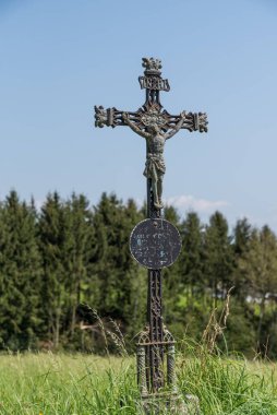 Geleneksel haç, yol kenarı sembolü olarak - yol kenarı Corpus ile kesişir